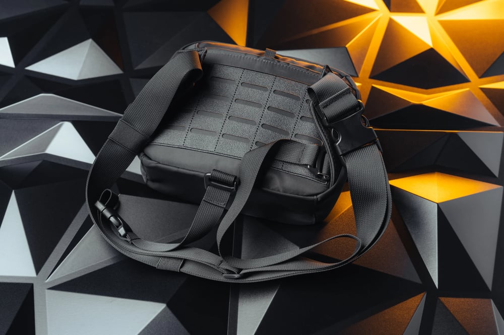 Magnetic quick-release gun bag