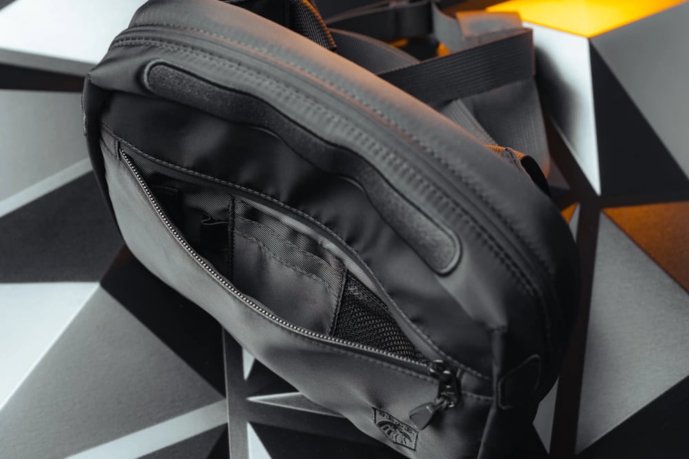 Magnetic quick-release gun bag